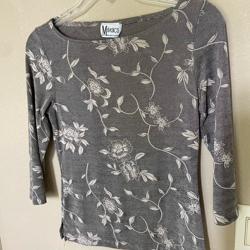 Medium size top. Quarter sleeve